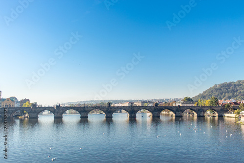 Vista da ponte Carlos na cidade de Praga