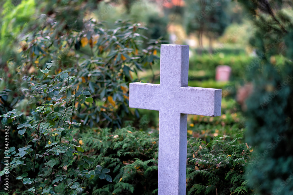 Friedhof mit alten Gräbern Friedhof mit alten Gräbern