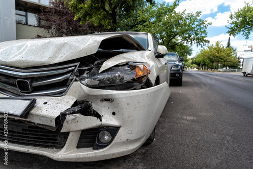 beschädigtes Auto nach einem Unfall photo