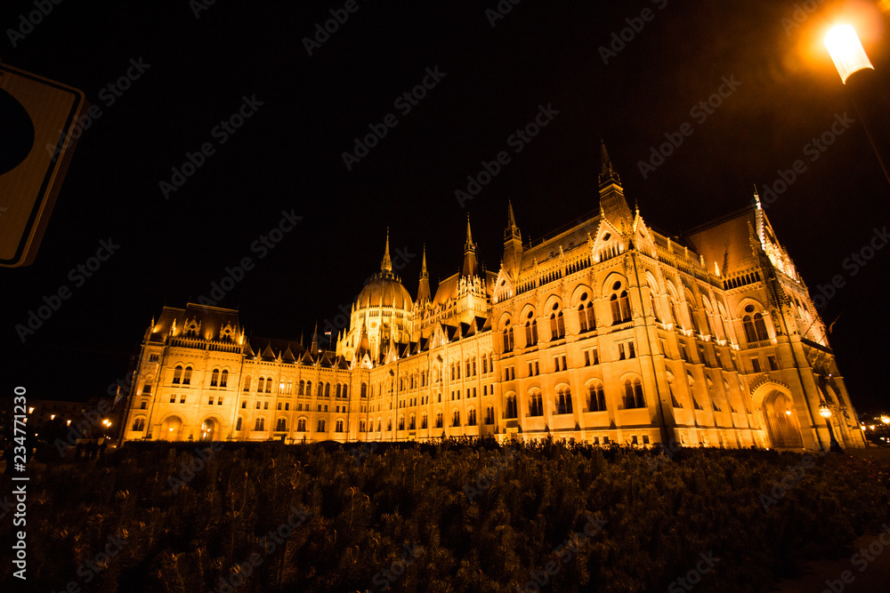 Obraz premium Vista noturna da cidade de Budapeste na Hungria