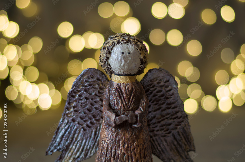 Obraz premium Christmas angel on the background of lights
