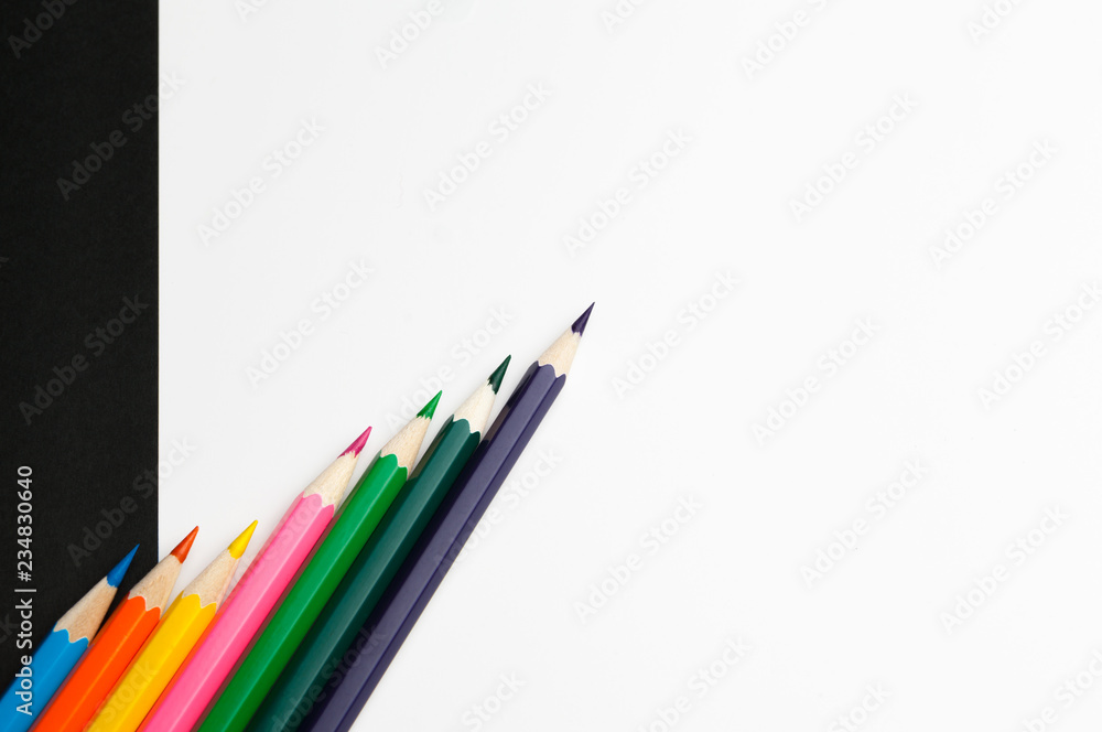 The difference between black and white color pencils The difference between black and white color pencils
