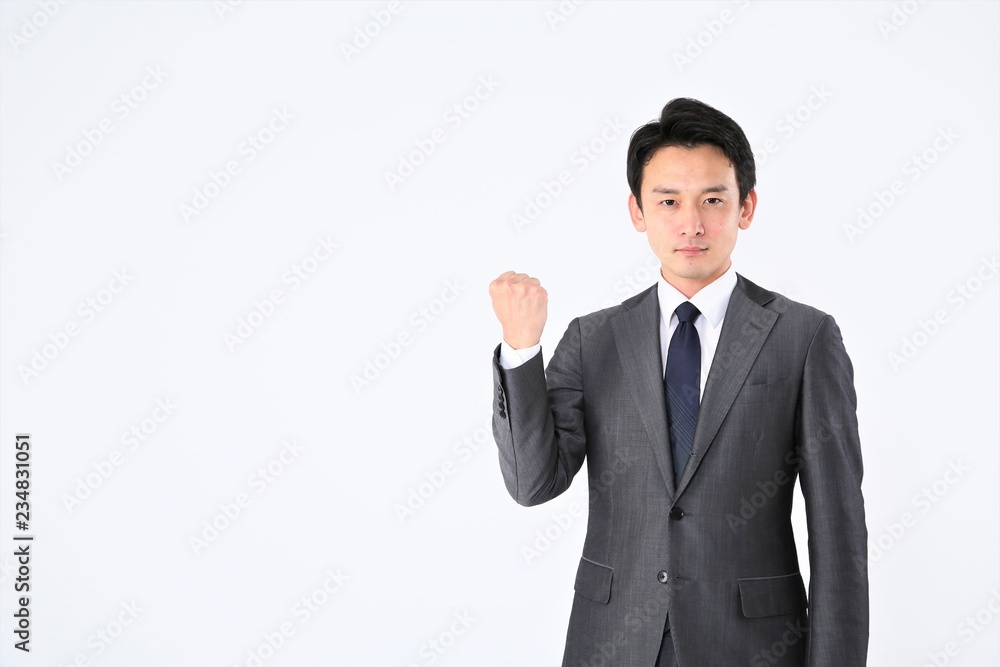 ガッツポーズする男性