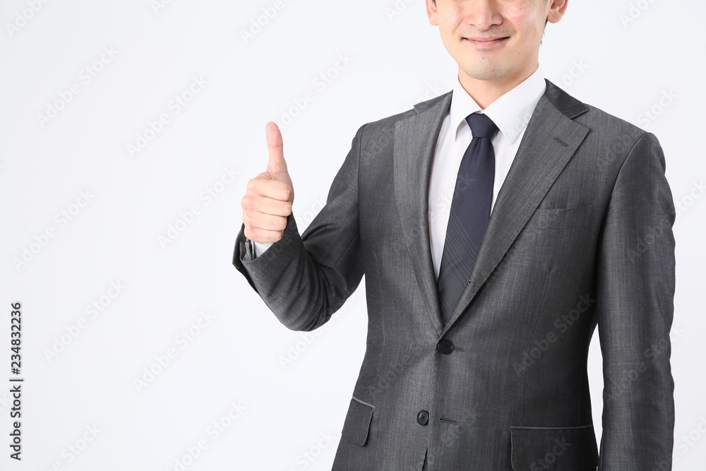 サムズアップする男性