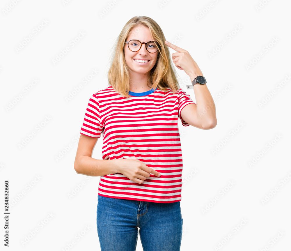 Beautiful young woman wearing glasses over isolated background Smiling pointing to head with one finger, great idea or thought, good memory Beautiful young woman wearing glasses over isolated background Smiling pointing to head with one finger, great idea or thought, good memory
