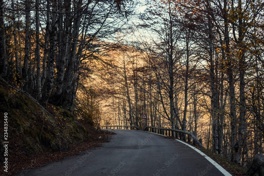 Carretera de montaña en otoño Carretera de montaña en otoño