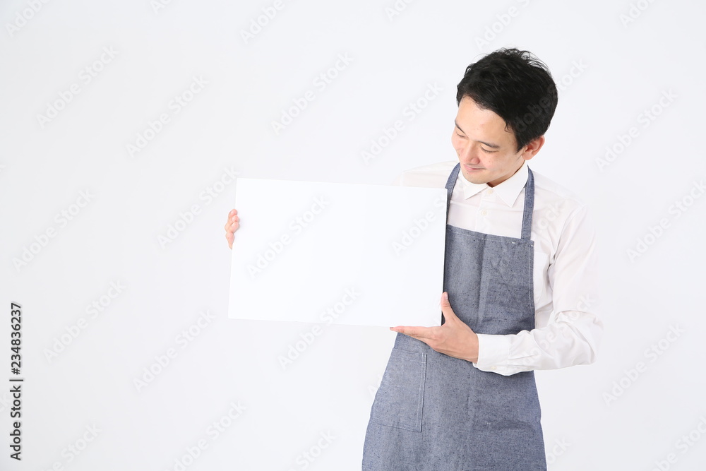 ボードを持つ男性