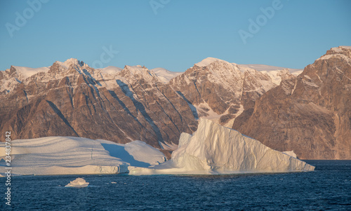 Berge und Gletscher im Scoresby Sund in Ost-Grönland photo