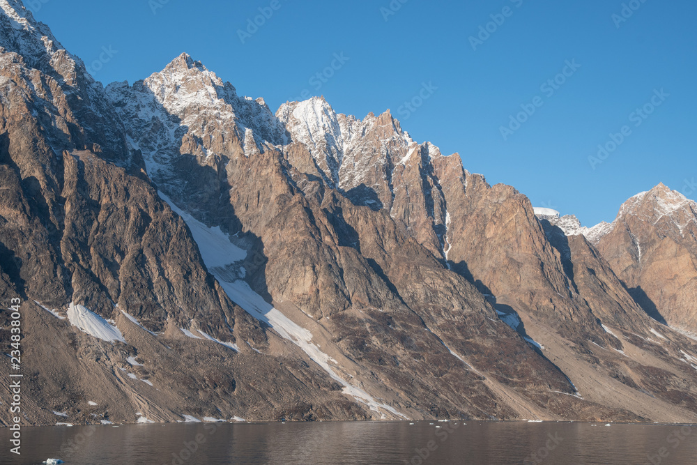 Berge  im Scoresby Sund in Ost-Grönland