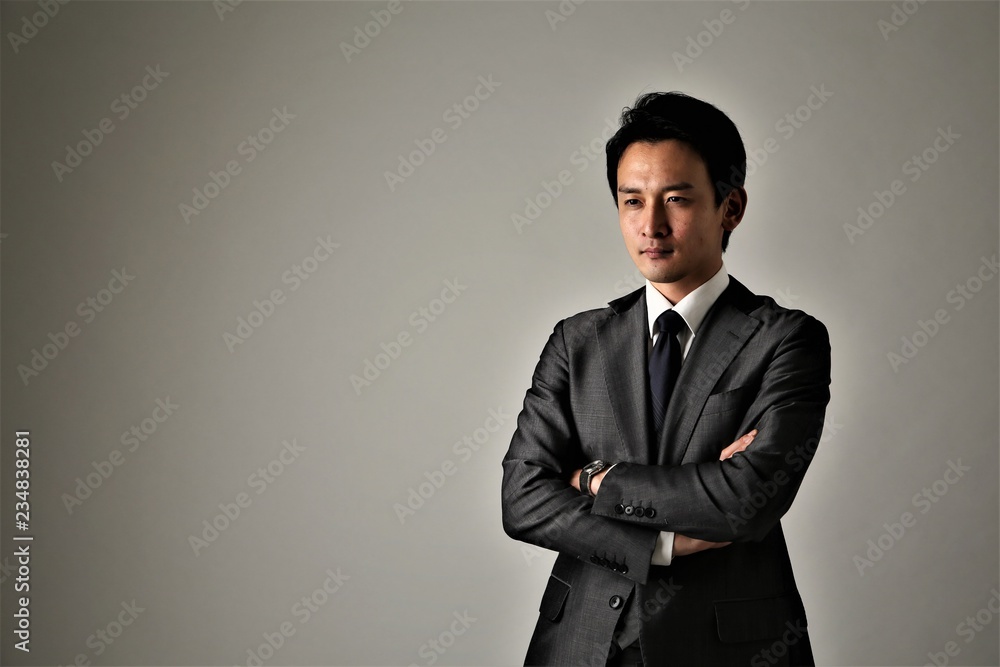 腕組する男性 腕組する男性