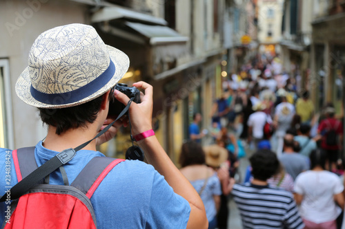 Bilde på lerret photographer with his camera takes pictures t in a street of Ven