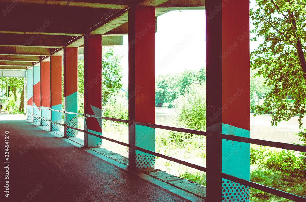Obraz premium Underpass on a building with graffiti in the background to illustrate street and urban scene