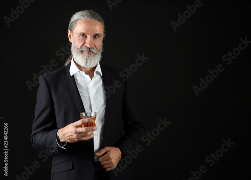 Elderly businessman with gl...
