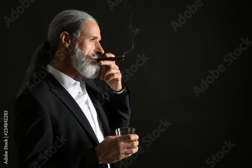 Elderly businessman with gl...