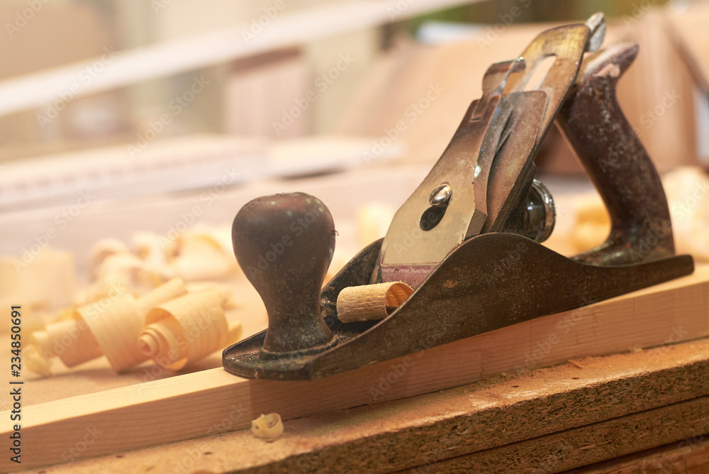 Garlopa con virutas de madera en una carpintería foto de Stock | Adobe Stock