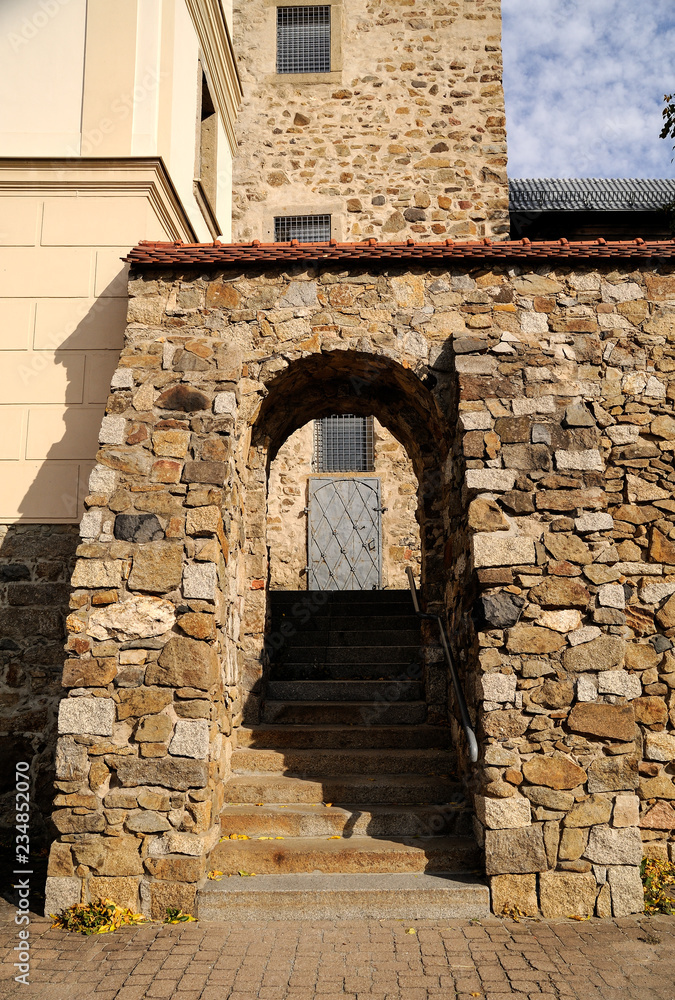 Fototapeta premium Europa, Deutschland, Sachsen, Landkreis Bautzen, sächsische Oberlausitz, Löbau, links Hildebrandsches Haus mit äußerer Stadtmauer, Aufstieg zum Katzenturm