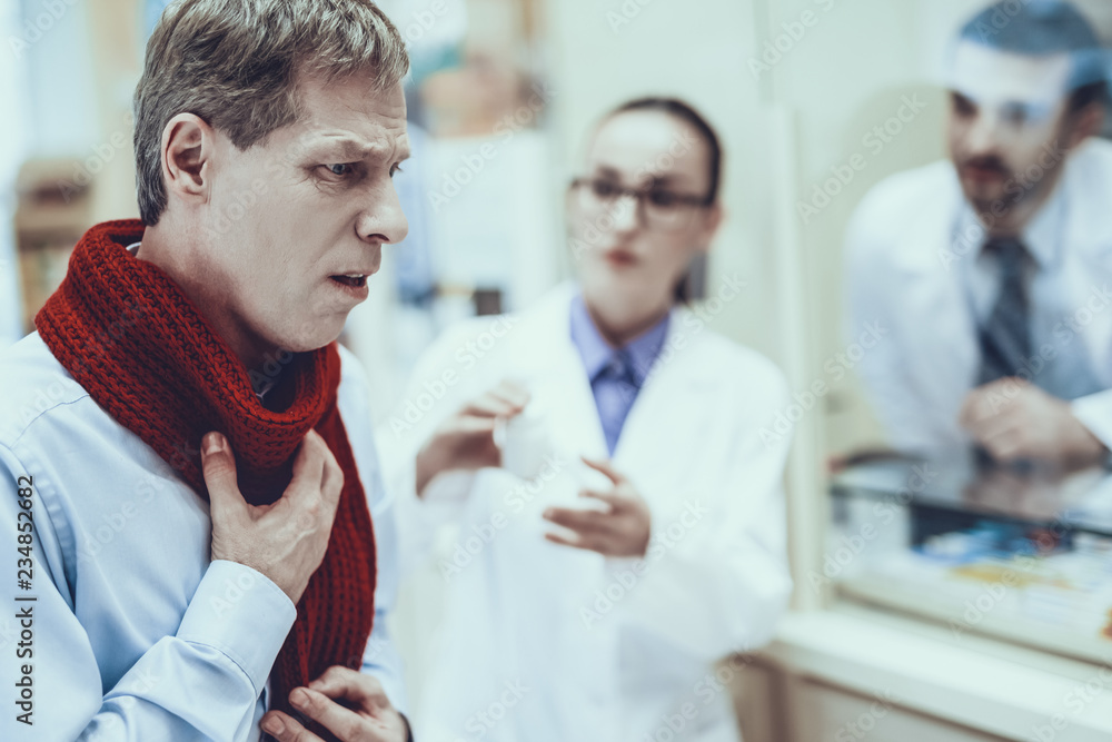Obraz premium Illness man buys a medicament in pharmacy