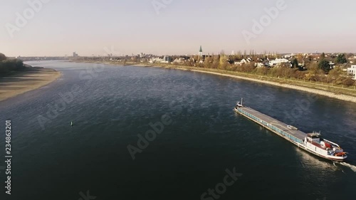 Binnenschiff auf dem Rhein bei Köln Deutschland