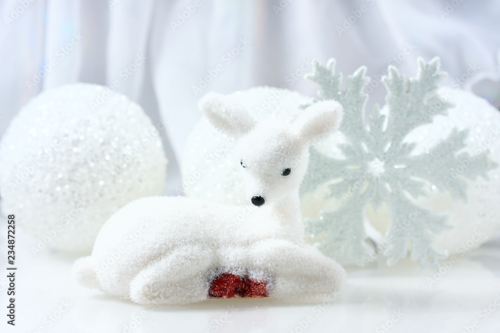 Obraz premium Small white deer and christmas decorations background.