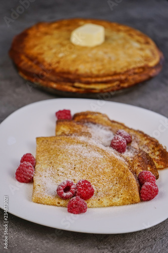 Pancakes with raspberries and powdered sugar