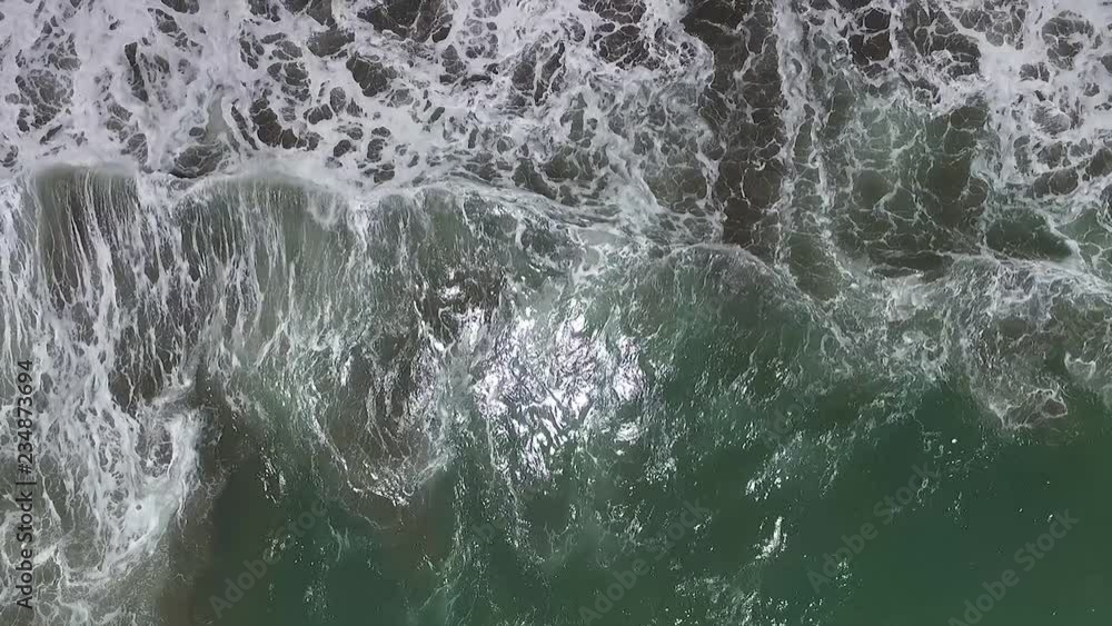 Prise de vue aérienne au drone au dessus d'une plage de l'océan. Vue de vagues en hauteur. Belle vague, plage situé à Bali, Indonésie Prise de vue aérienne au drone au dessus d'une plage de l'océan. Vue de vagues en hauteur. Belle vague, plage situé à Bali, Indonésie