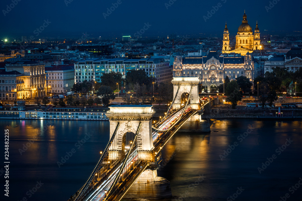 Fototapeta premium Chain bridge in Budapest by night
