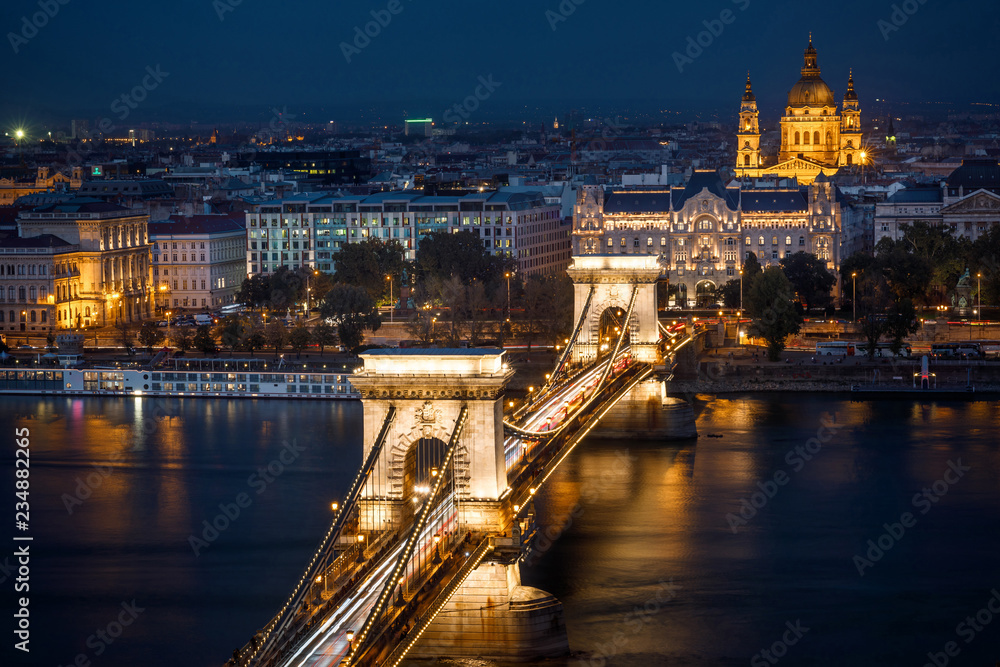 Chain bridge in Budapest by night