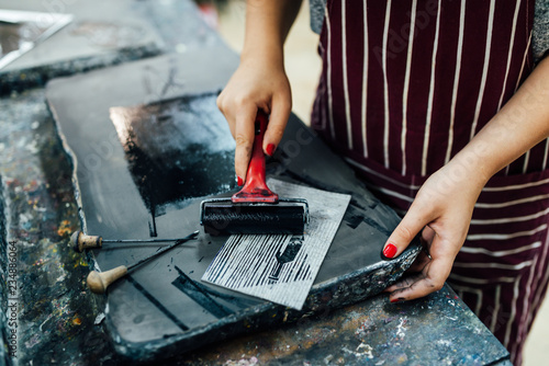 Tableau sur toile linocut. rolling paint on a piece of linoleum