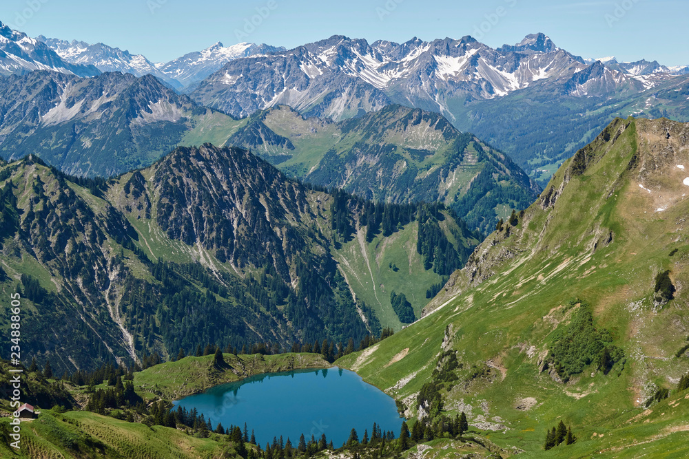Blick vom Zeigersattel auf Gipfel der Allgäuer Alpen im Frühling mit Seealpsee