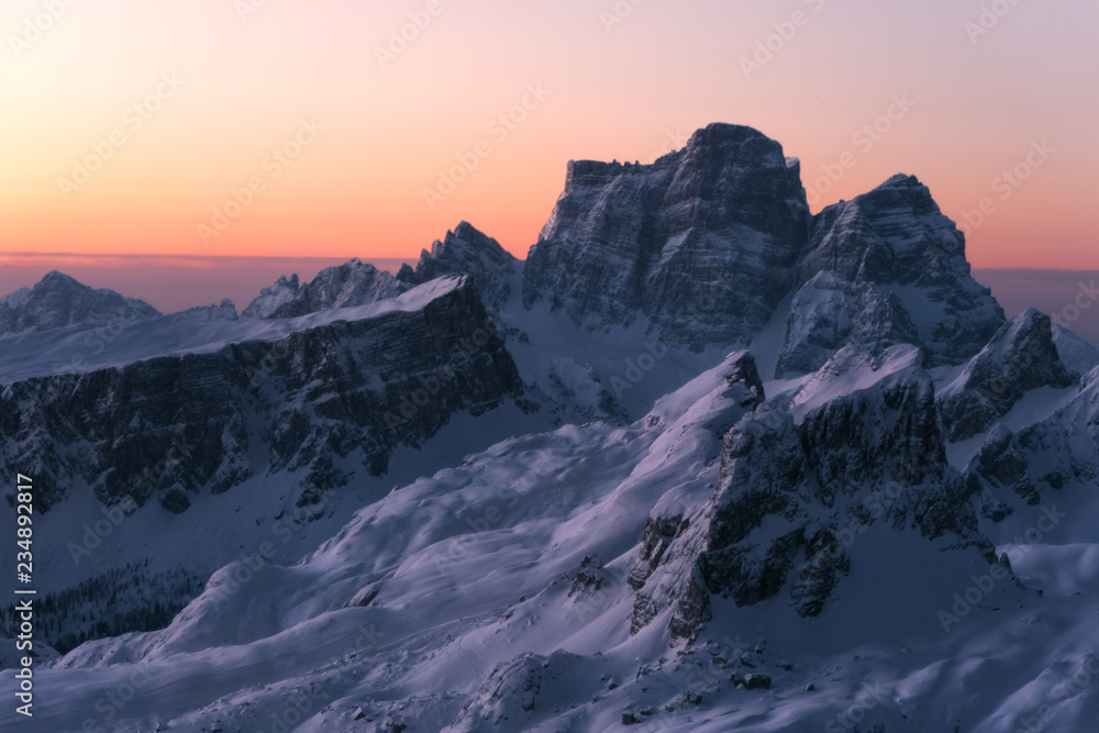 Le prime luci dell'alba sulle Dolomiti