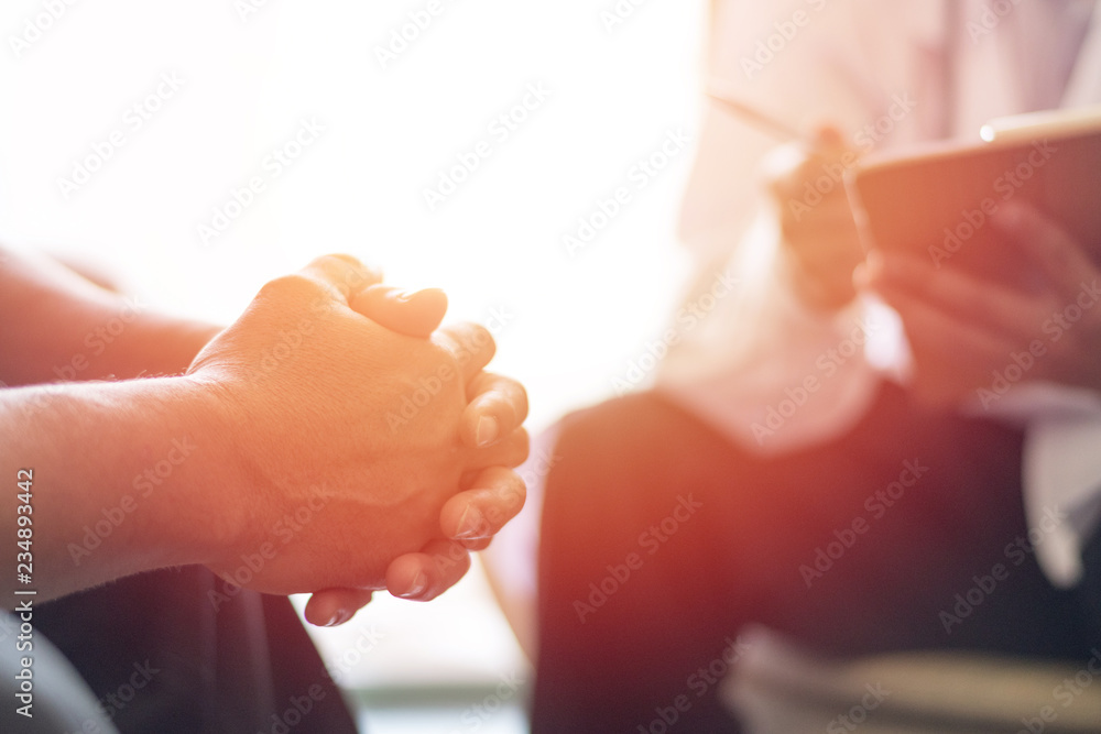 Φωτογραφία Doctor physician consulting with male patients in hospital exam room