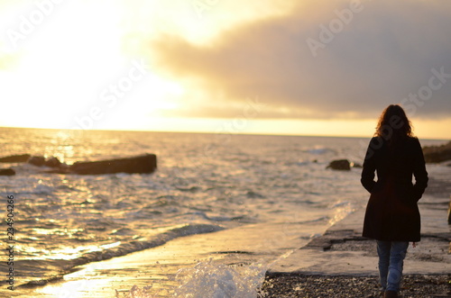 Donna sul mare al tramonto