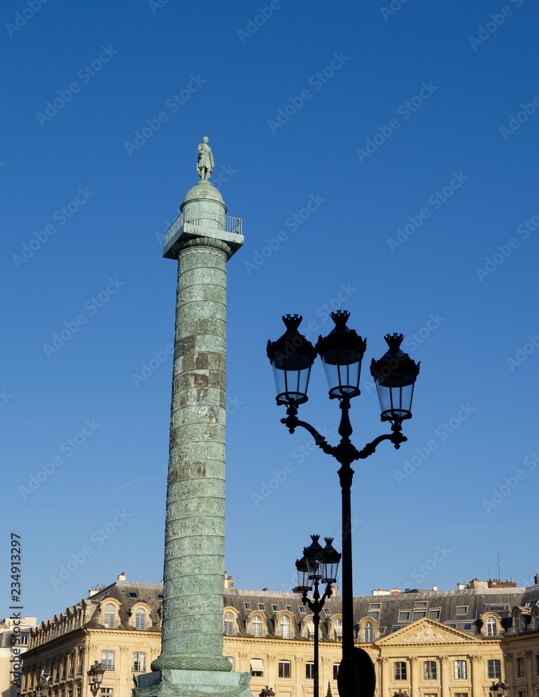 Place Vendôme; obélisque et lampadaire. Ciel bleu Paris