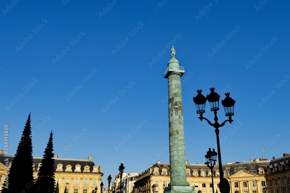 Place Vendôme; obélisque et lampadaire. Ciel bleu Paris
