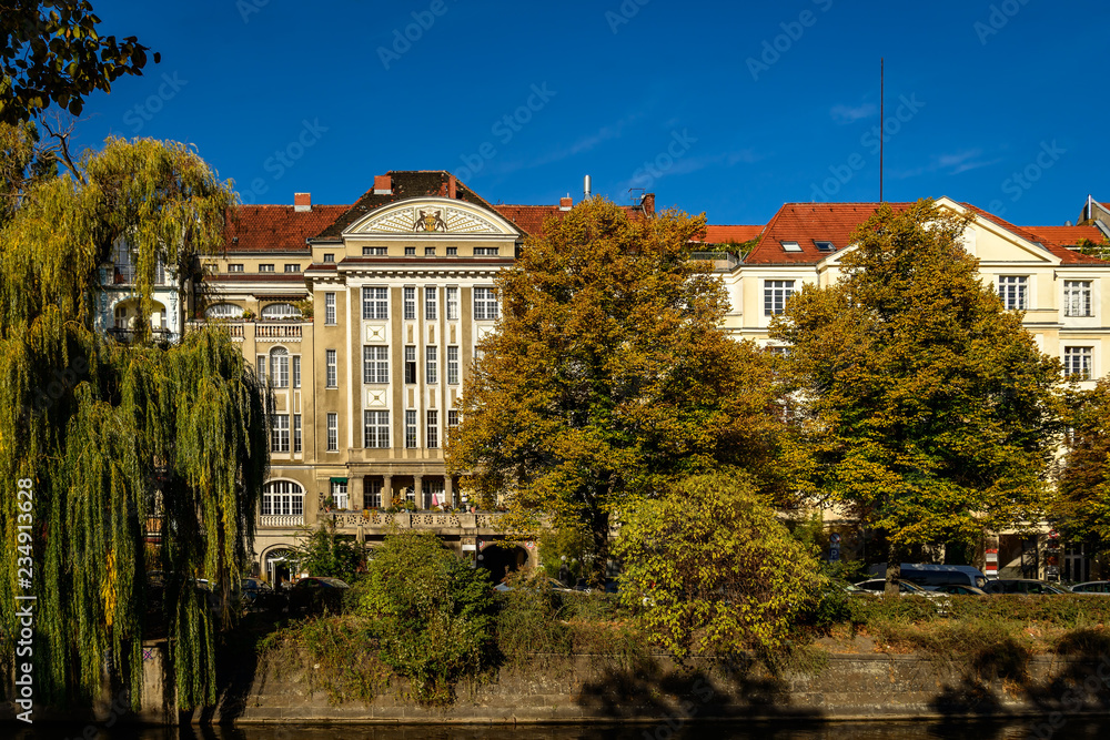 Der denkmalgeschützte Holdheimshof am Berliner Paul-Lincke-Ufer