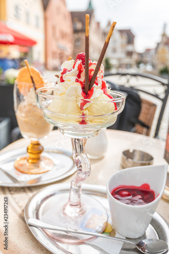 Fotografie Eisbecher mit heißen Himbeeren