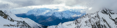 Schneebedeckte Berge in Tirol im Winter - Panorama