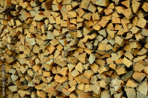 ułożone kłody porąbanego drewna