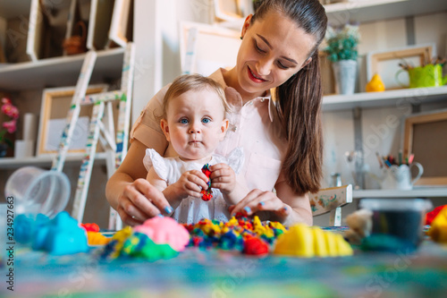 Φωτογραφία Mother and daughter playing with the kinetic sand.