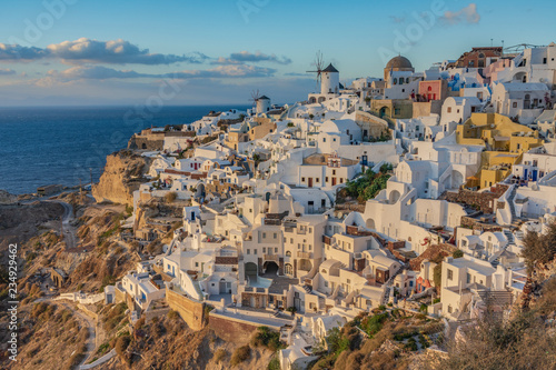 Il pittoresco villaggio di Oia al crepuscolo, isola di Santorini GR