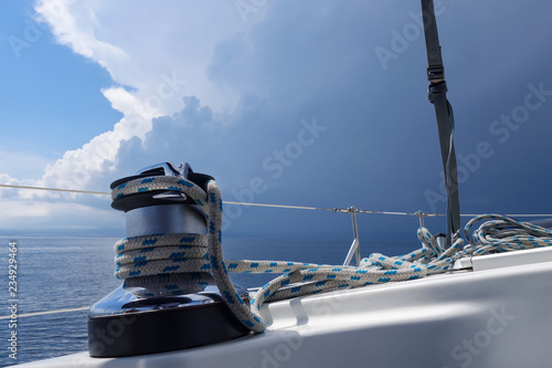 Mit dem Segelboot dem Unwetter entgegen photo