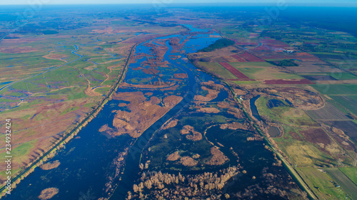 Rozlewiska rzeki, widok z lotu ptaka.  © konradkerker