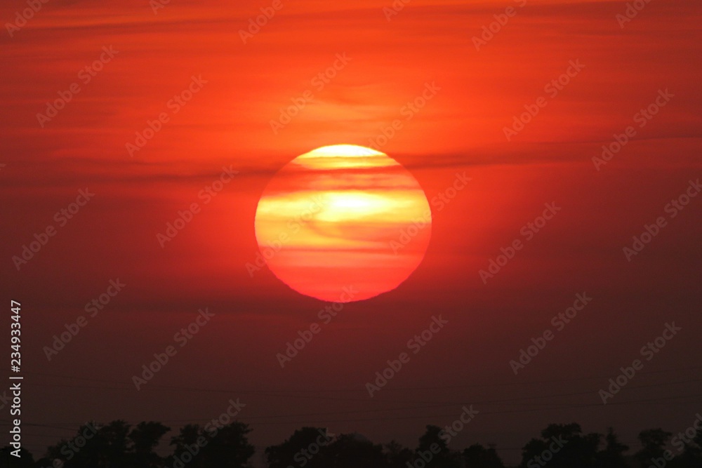 Obraz premium Beautiful orange sunset view, the sun sets over the horizon