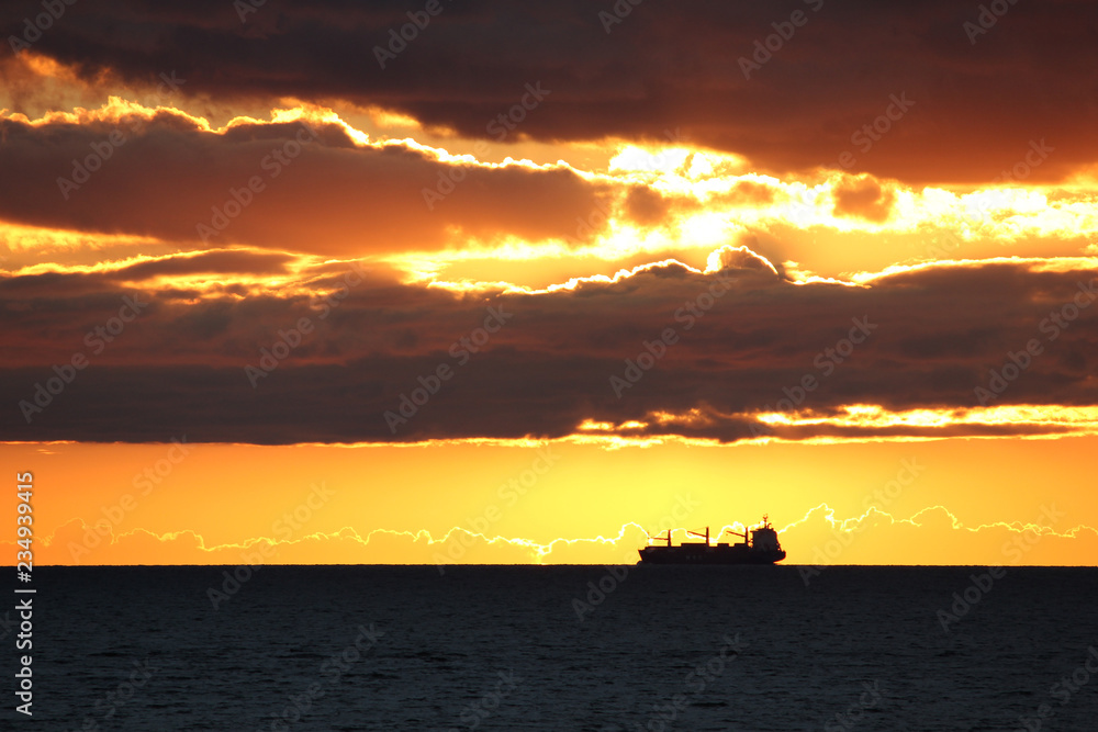 Fototapeta premium Sonnenuntergang mit schiff