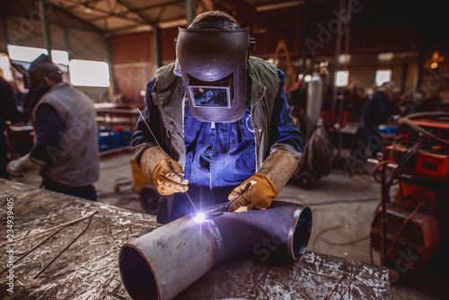 Fotografie Worker welding iron