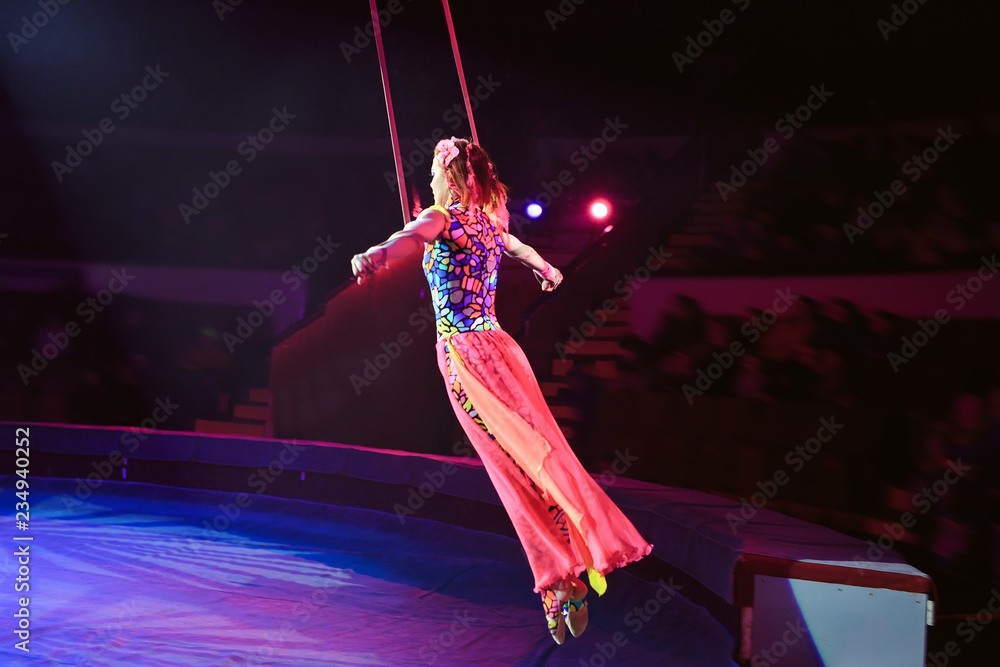 Obraz premium Performance of the girl aerial acrobat in the circus.