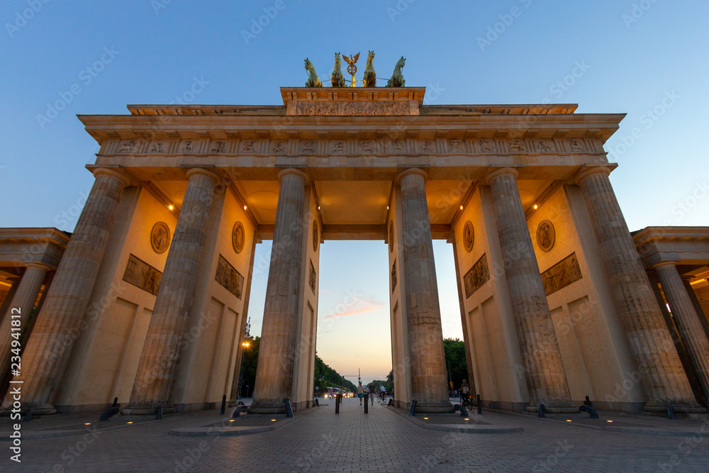 Obraz premium Brandenburg Gate Berlin evening