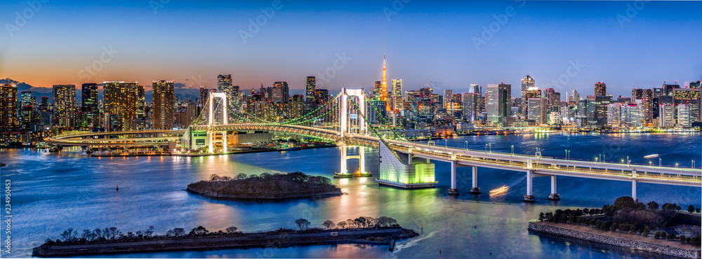 Obraz premium Rainbow Bridge Panorama w Odaiba mit Tokyo Tower, Tokio, Japonia