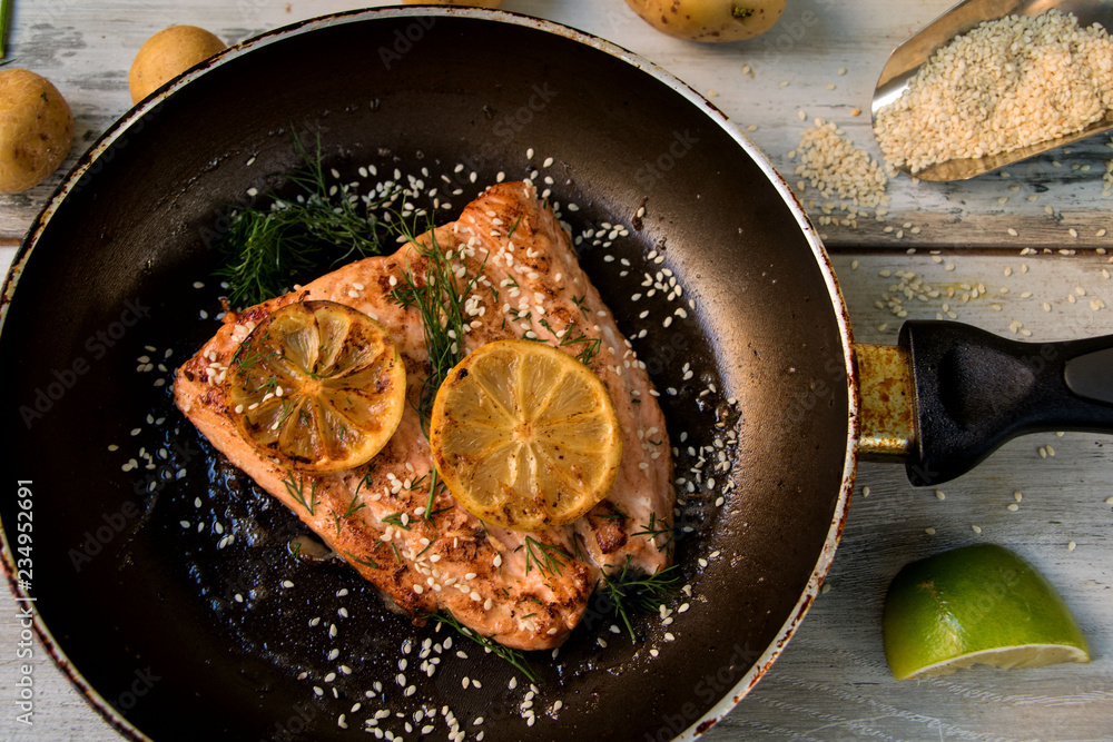 Gebratenes Lachsfilet in der Pfanne mit Sesamkörnern bestreut Stock Photo Adobe Stock