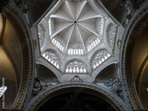 C  pula de la Iglesia Catedral-Bas  lica Metropolitana de la Asunci  n de Nuestra Se  ora de Valencia  llamada popularmente la Seu en valenciano  es sede del arzobispado de Valencia